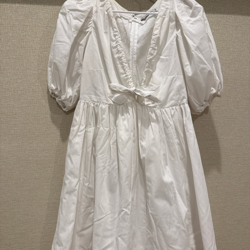 Abercrombie & Fitch – White Tie-Front Puff Sleeve Dress